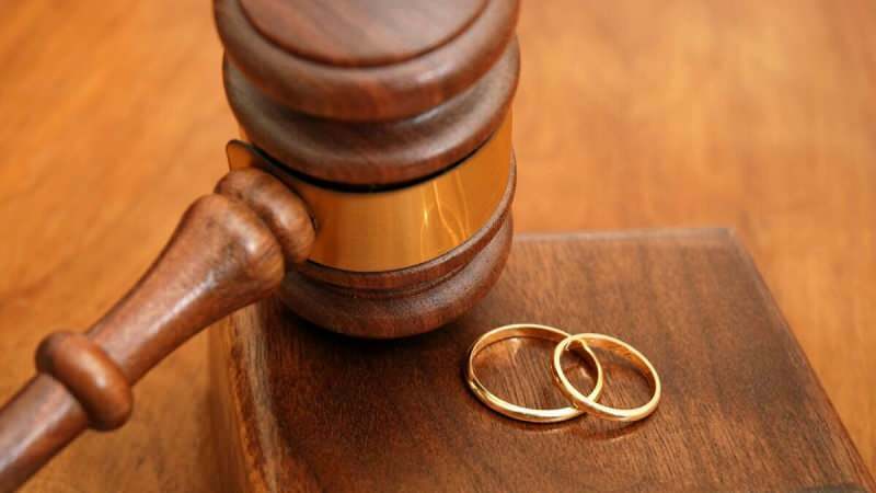 Presenetljiva odločitev vrhovnega sodišča! Pljuvanje po obrazu tašče povzroči ločitev