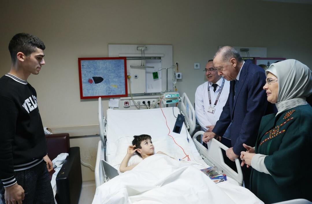 Predsednik Erdoğan in njegova žena Emine Erdoğan sta se srečala z otroki nesreče