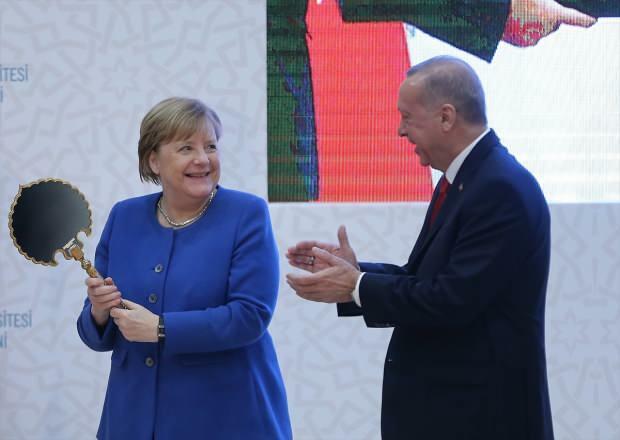trenutek, ko je Angela Merkel od predsednika Erdogana prejela darilo 