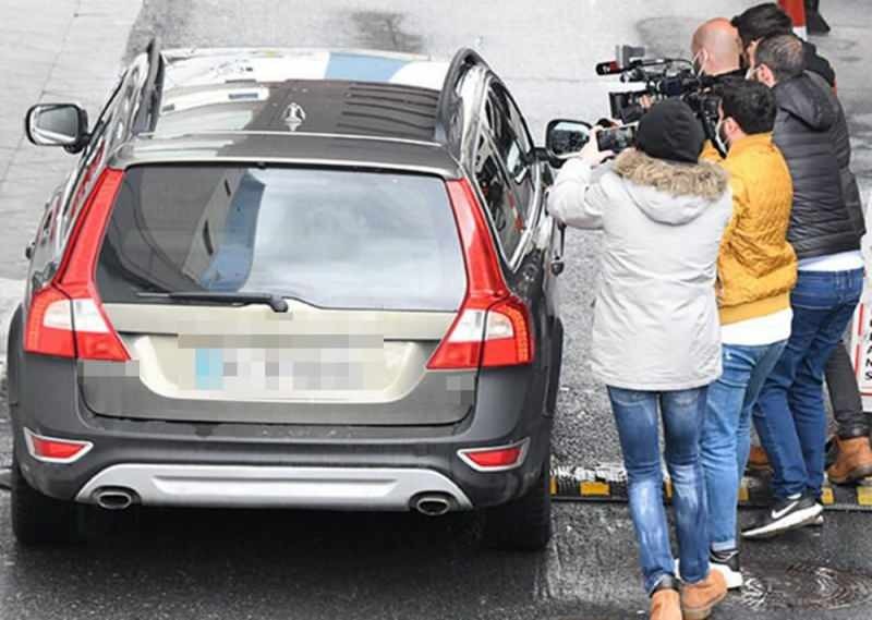 Kenan imirzalıoğlu, ki je sedel v njegov avto, je od tam odšel.