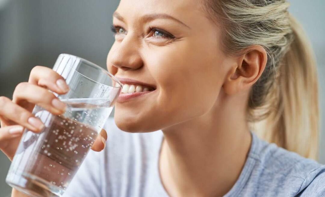 Kakšne so prednosti pitja vode za kožo in lase? Ali pitje veliko vode izboljša kožo?