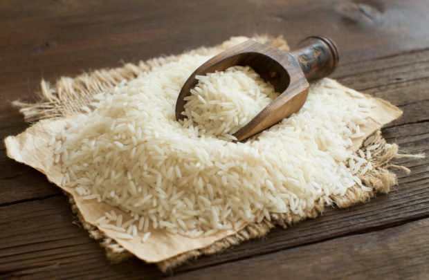 Ali je treba riž hraniti v vodi? Je riž kuhan, ne da bi riž zadrževali v vodi?