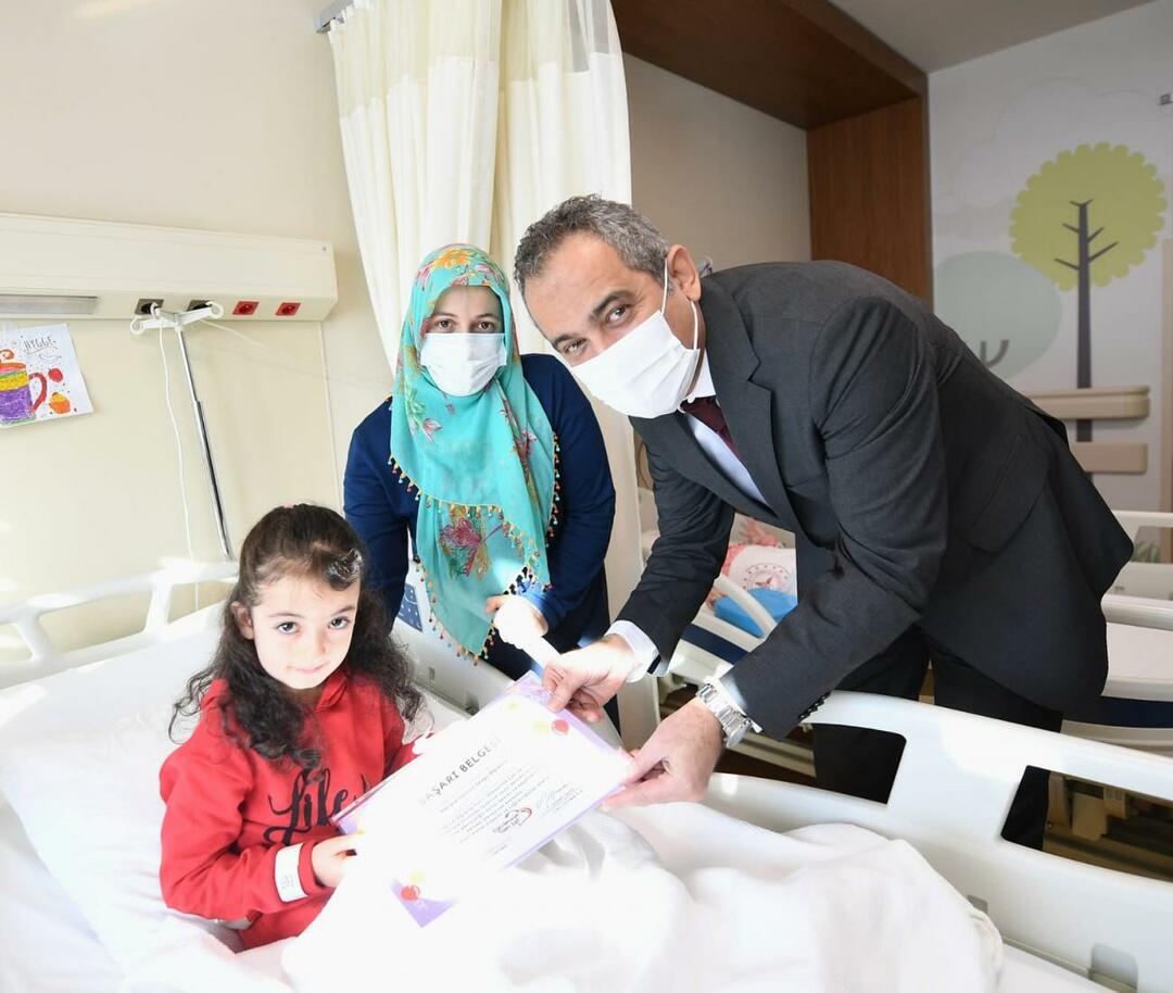 Emine Erdoğan je otrokom, ki se zdravijo v bolnišnici, zaželela ozdravljenja