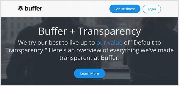 Spletna stran Buffer za radikalno transparentnost podjetja ima temno ozadje z besedilom Trudimo se po najboljših močeh, da izpolnimo svojo vrednost privzete transparentnosti. Tu je pregled vsega, kar smo v Bufferju naredili pregledno. Pod besedilom se prikaže modri gumb Več o tem.