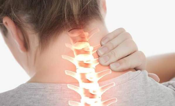 Pozornost na bolečine v vratu po Kovid-19