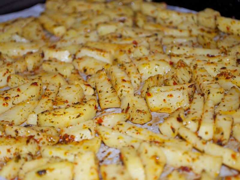 Kako narediti začinjen krompir v pečici? Najlažji recept za začinjen krompir