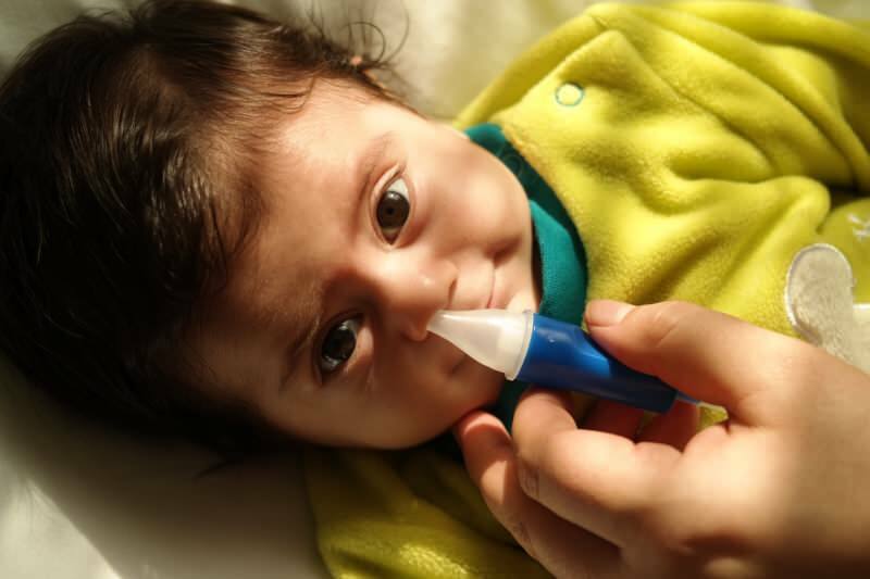 Kako očistiti otroški nos, ne da bi ga poškodovali? Zapiranje nosu in način čiščenja pri dojenčkih