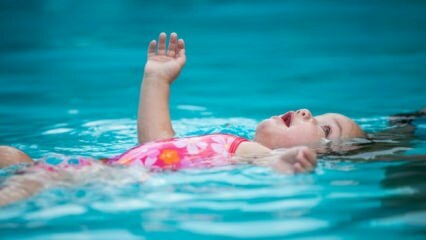 Ali lahko dojenčki plavajo v bazenu ali morju?