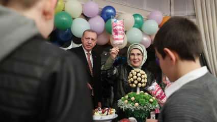 Objava prve dame Erdogan o iftarju, v katerem so gostili otroke v Hišah ljubezni!