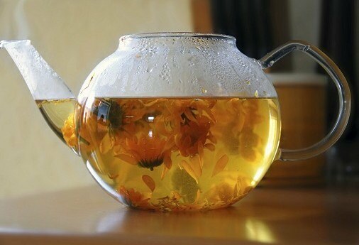 Če med kuhanjem zeliščnega čaja nalijete vrelo vodo ...
