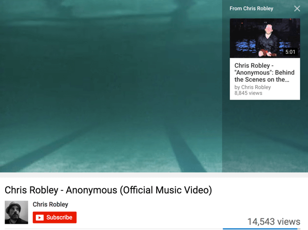 Chris Robley svojim videoposnetkom doda kartice YouTube, da spodbudi gledalce, da si ogledajo več njegove vsebine.