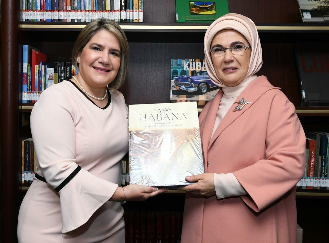 Emine Erdogan in Lis Cuesta Peraza
