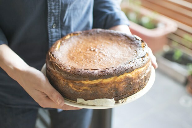 Kako narediti najlažji cheesecake iz San Sebastiana? Triki s sirajskimi kolači v San Sebastianu
