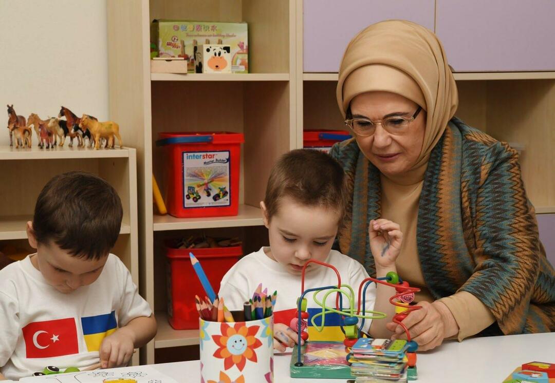Emine Erdogan se je igrala z ukrajinskimi otroki