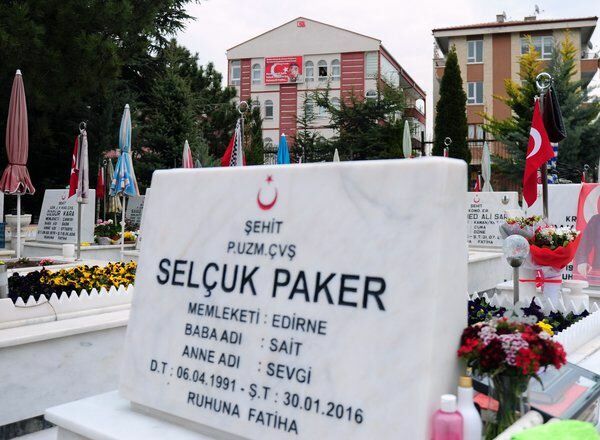 Mati mučenke Selcuk Paker se je preselila čez grob svojega sina!