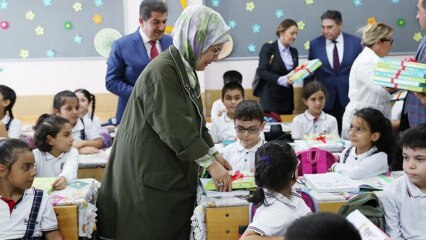 Prva dama Erdoğan je dijakom predala zvezke!