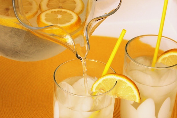 Prednosti rednega pitja limoninega soka