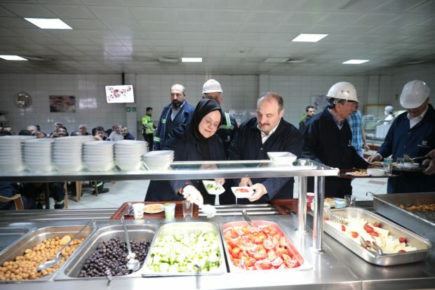 Ministrica Zehra Zümrüt Selçuk in Mustafa Varank sta se pripravila za večerjo v sahurju.