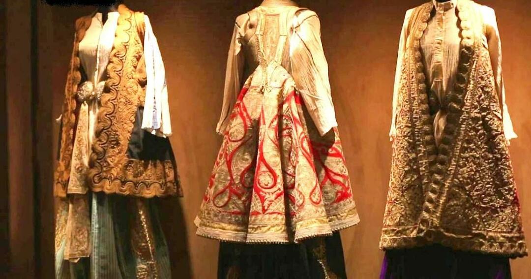 Kakšna so bila ženska oblačila v otomanski palači v 18. in 19. stoletju?