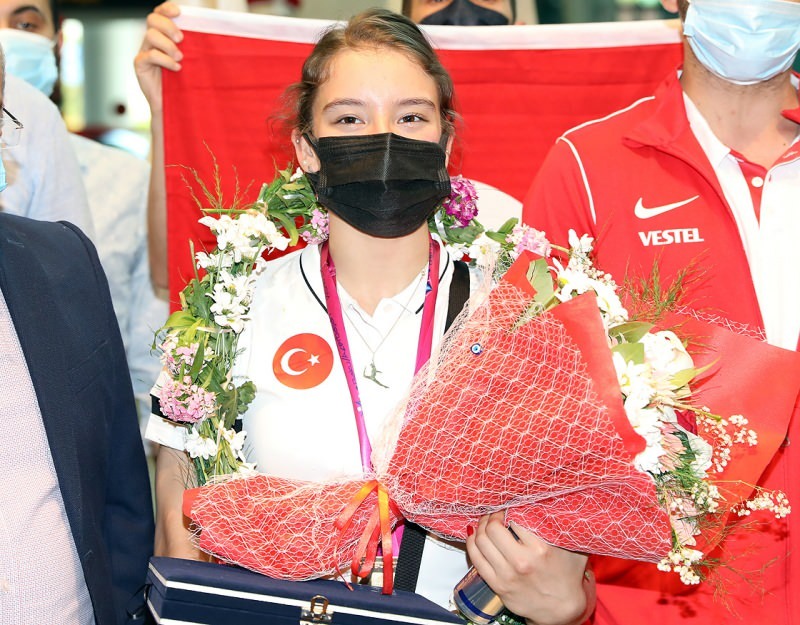 Državna telovadka Ayşe Begüm Onbaşı se je vrnila domov!