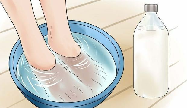 Kako prehaja vonj stopal? Najučinkovitejša metoda za odstranjevanje vonja po stopalih! Z grozdnim kisom ...