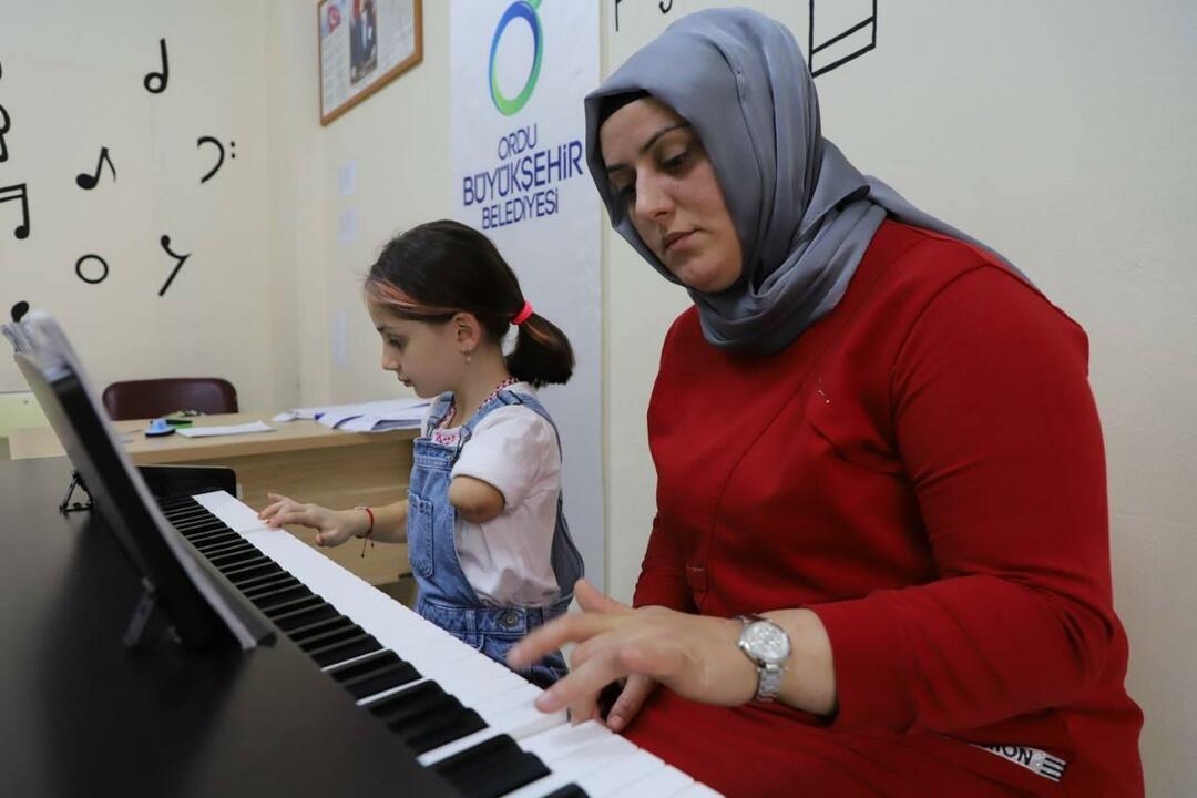 Zeynep se z mamo uči igrati klavir