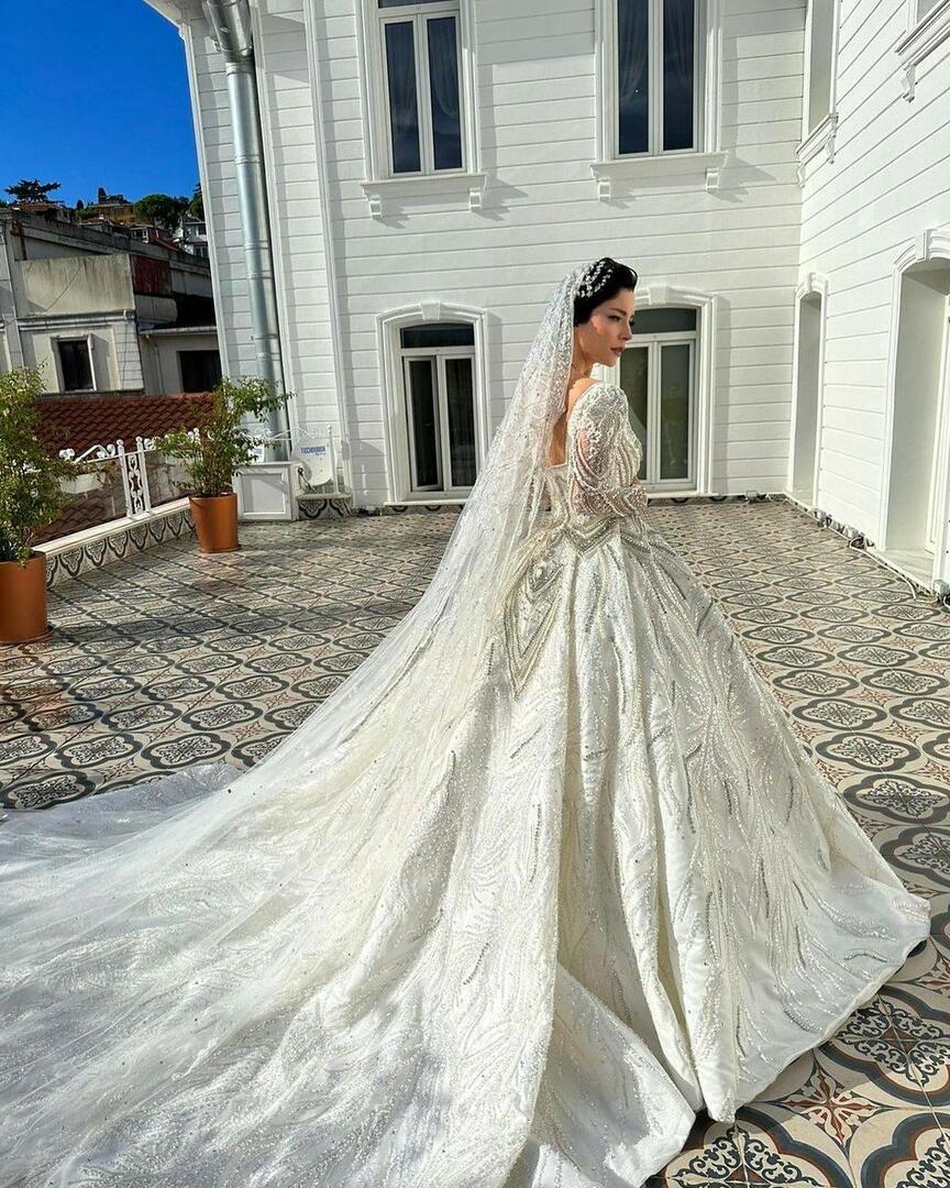 Poročna obleka Merve Bolugur