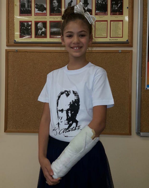 Roka Isabelle Damla Güven je bila zlomljena, a ni zapustila kompleta