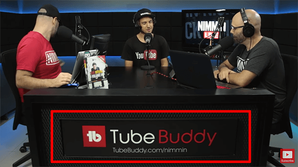 To je posnetek zaslona iz neposrednega prenosa Nimmin Live z Nickom Nimminom. Pisalna miza v studiu za predvajanje v živo kaže, da TubeBuddy sponzorira oddajo.