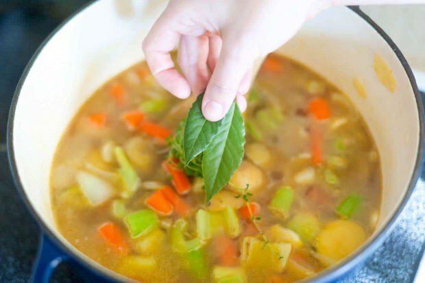 V zimsko zelenjavno juho lahko dodate meto
