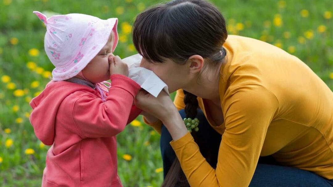 Kakšna je razlika med sezonskimi alergijami in prehladi pri otrocih?