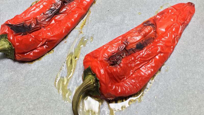 Kako enostavno olupiti pečeno papriko?