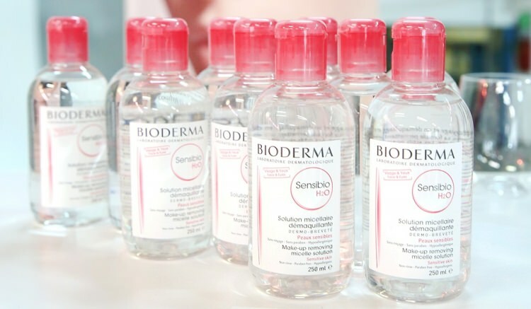 Ali kdo uporablja čistilec micelarne vode Bioderma Sensibio H2O? Voda za odstranjevanje ličil Bioderma