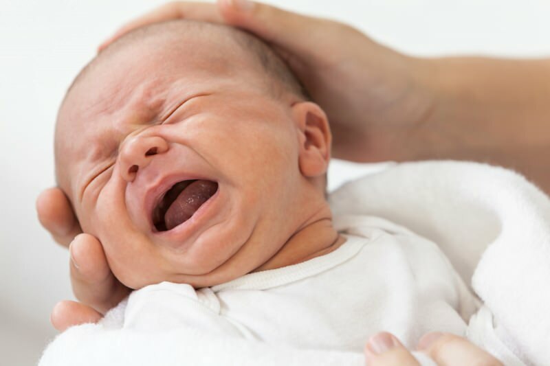 Je škodljivo tresti dojenčke, ki stoje?
