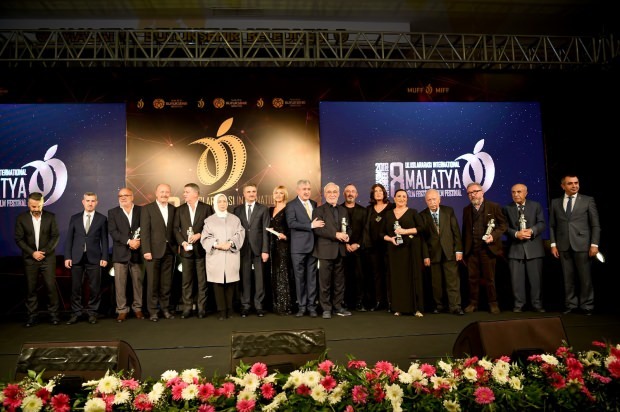 Şener Şen je prejel 'Častno nagrado' iz rok Cema Yılmaza