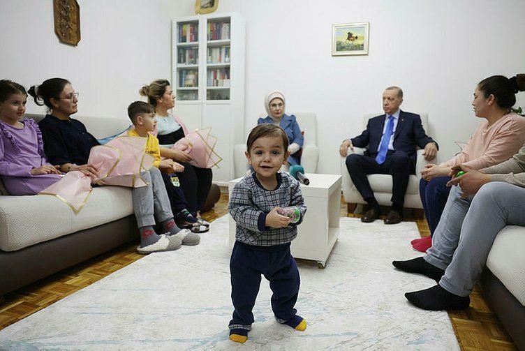 Predsednik Recep Tayyip Erdoğan in njegova žena Emine Erdoğan sta obiskala družino preživelega potresa