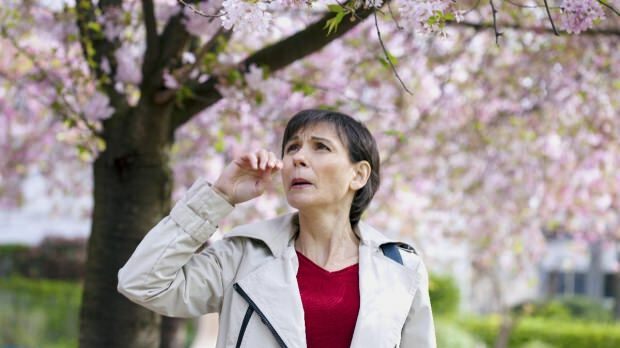 Kaj je spomladanska alergija? Kakšni so simptomi spomladanske alergije? Kako se izogniti spomladanski alergiji?