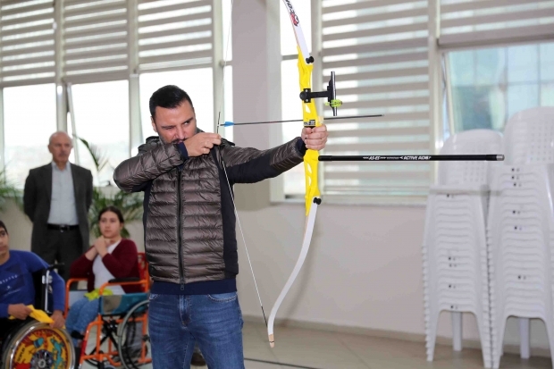 Alişan je z invalidom izstrelil puščico.