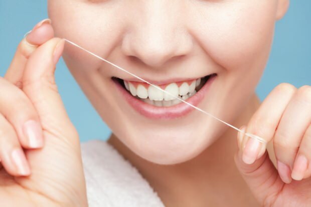 Za odstranjevanje ostankov med zobmi priporočamo uporabo zobne nitke.