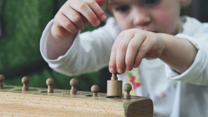 Kaj je Montessori izobraževanje? 29 izobraževalnih gradiv, ki izboljšujejo otrokova čutila