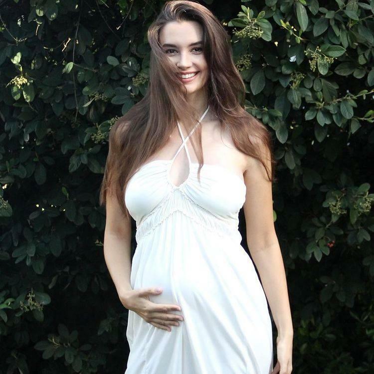  Leyla Lydia Tuğutlu nosečniška poza