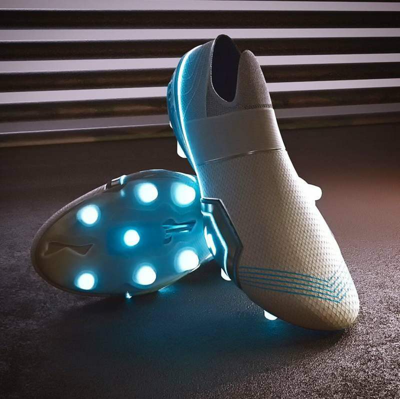 "Teslini" čevlji Nike in Adidas oblikovalca