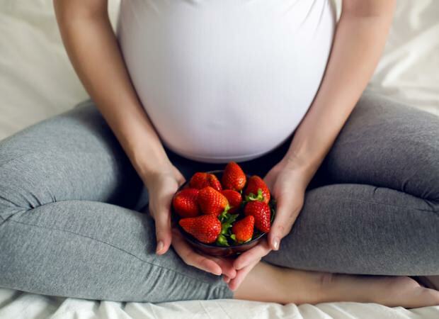 Ali uživanje jagod med nosečnostjo obarva? Je kakšna škoda za jagodo?