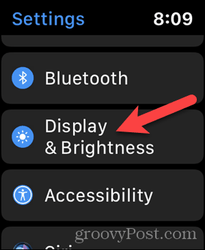 Tapnite Prikaz in svetlost v nastavitvah Apple Watch