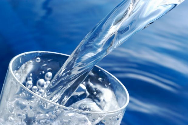 Ali pitna voda povečuje telesno težo? Koliko litrov vode je treba spiti na dan, da shujšate? Če pijete vodo ponoči ...
