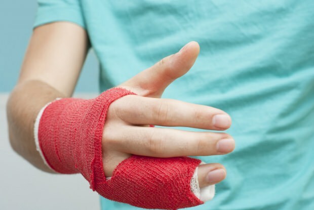 Kaj povzroča zlom prsta? Kakšni so simptomi zloma prstov?