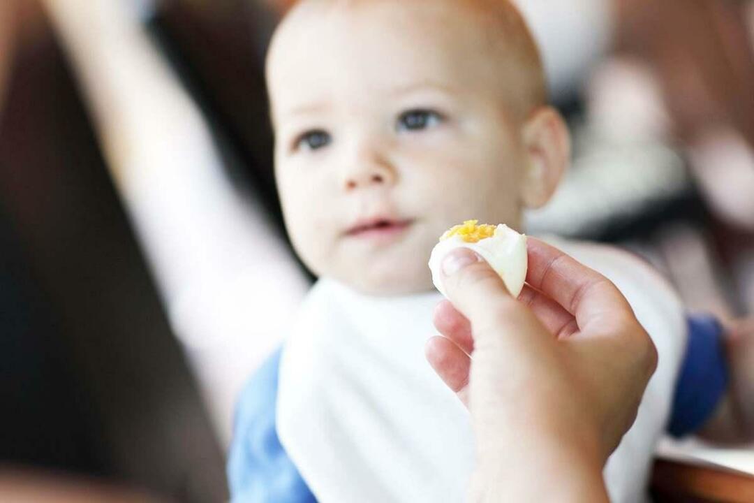 dojenček jedo jajce
