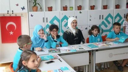 Prva dama Erdoğan je obiskala šole Maarif