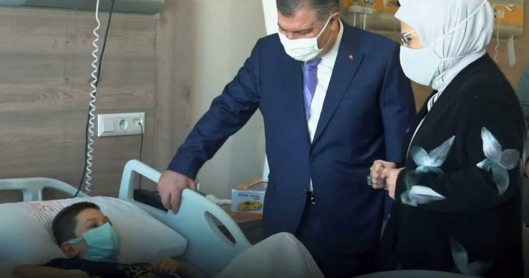 Emine Erdoğan je s Fahrettinom Koco obiskala otroke z rakom