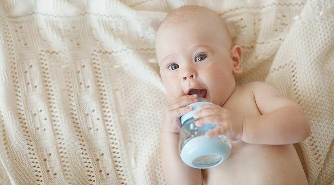 Ali naj dojenčki dobijo vodo?